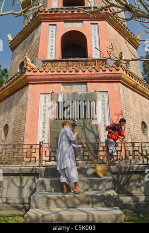 Asia, Vietnam, Tonalità. Thap Phuoc Duyen (fonte di felicità Torre) a Thien Mu (celeste signora Pagoda). Designato dall'UNESCO Foto Stock
