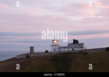 L'Incudine Point Lighthouse al crepuscolo, Isle of Purbeck, Dorset, Inghilterra. Foto Stock