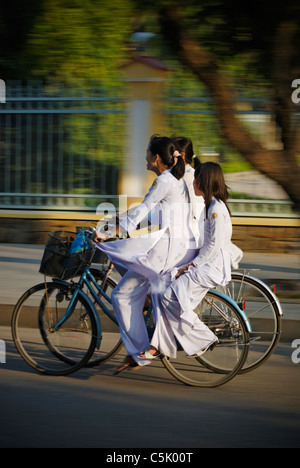 Asia, Vietnam, Tonalità. Le ragazze nella tradizionale vietnamita abiti bianchi di ritorno da scuola. Foto Stock