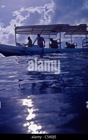 Barca con quattro subacquei in Palau, Stati Federati di Micronesia Foto Stock