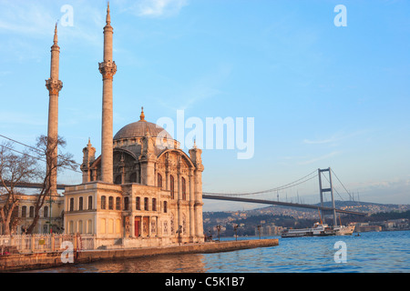 Buyuk Mecidiye Camii in Ortakoy, sul Bosforo, Istanbul, Turchia Foto Stock