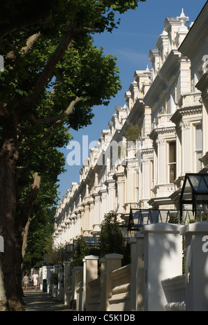 Holland Park Londra W.11. Regno Unito questa strada o strada si chiama semplicemente "Holland Park" vista esterna costose proprietà 2010s 2011 UK HOMER SYKES Foto Stock