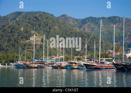 Bagno turco yachts Gulets sulla crociera blu ormeggiato a Gocek, Fethiye Bay, Turchia Foto Stock