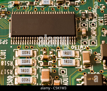 Chip di memoria restistor e altre cose (tutti montati su superficie)Copyspace sul circuito integrato Foto Stock