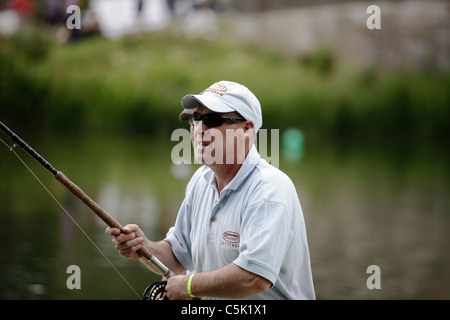 Un uomo di Pesca a Mosca Report di Pesca del CLA Game Fair, il Palazzo di Blenheim, Oxfordshire Foto Stock