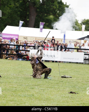 Country sports writer, Chris verde, sparando un antico duck fucile da caccia al CLA Game Fair, il Palazzo di Blenheim, Oxfordshire Foto Stock