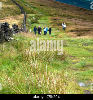 La gente camminare in campagna Foto Stock