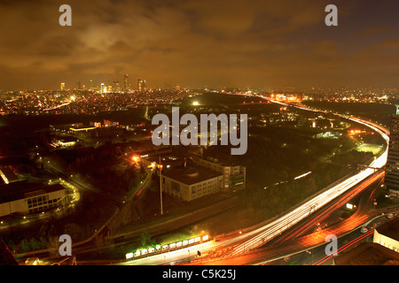 Su strada e le luci della notte a new business center di Istanbul, Turchia Foto Stock