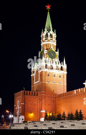 Una torre Spasskaya del Cremlino di Mosca, Vista notte. Mosca, Russia. Foto Stock