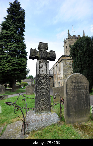 Un ottavo secolo Croce celtica nel parco di San Lorenzo Chiesa Eyam Foto Stock