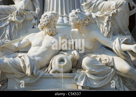 Dettaglio dall'Athena fontana nella parte anteriore del parlamento austriaco, Vienna, Austria Foto Stock