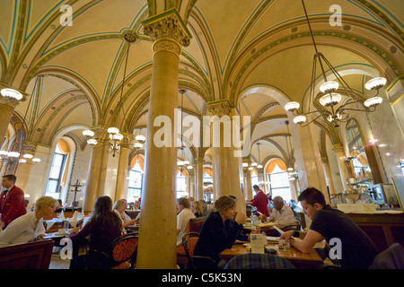 Il Cafe Central, interno, Vienna, Austria Foto Stock