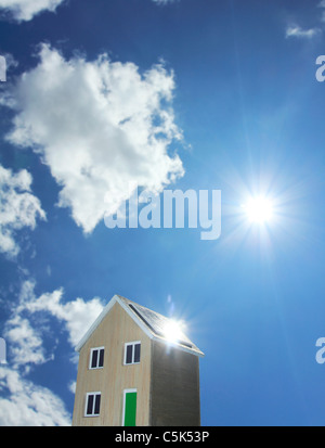 Modello di casa che mostra l'energia solare concept Foto Stock