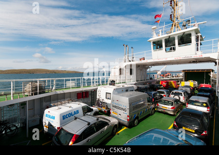 Il Caledonial MacBrayne traghetto per auto 'MV Loch Alainn' che attraversa il suono di barra per l'Isola di Eriskay. Foto Stock