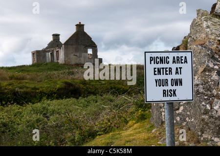 Un autentico segno accogliente per un area picnic avverte che esso deve essere utilizzato a proprio rischio e pericolo. Foto Stock