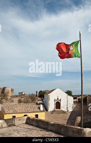 Bandiera portoghese issata nelle mura del castello di Castro Marim, Algarve, PORTOGALLO Foto Stock