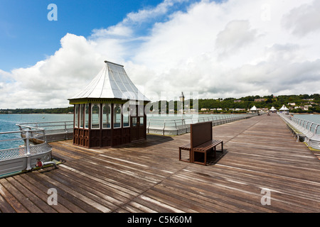 Chiosco sul molo vittoriano a Bangor, il Galles del Nord Foto Stock