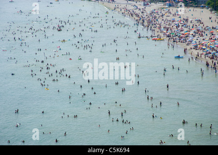 Le persone che si godono la spiaggia e nuotare nel mare, antenna, Buyukcekmece, a sud-ovest di Istanbul, Turchia Foto Stock