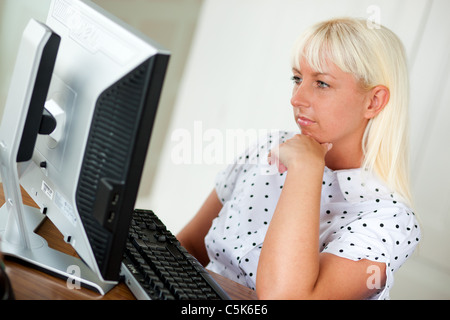 Ritratto di donna in office Foto Stock