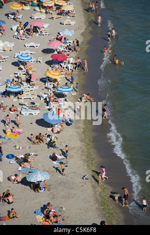 Le persone che si godono la spiaggia e nuotare nel mare, antenna, Buyukcekmece, a sud-ovest di Istanbul, Turchia Foto Stock