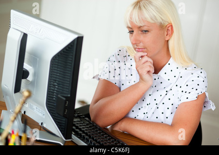 Ritratto di donna in office Foto Stock