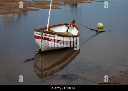 Ormeggiato in barca a vela con riflessione completa Foto Stock