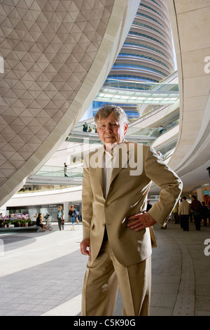 Jon Jerde, capo della progettazione architettonica company, Kanyon shopping mall, Levent, Istanbul, Turchia Foto Stock