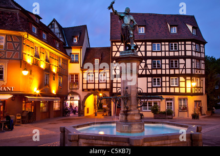 La fontana e la statua del barone Lazare de Schwendi nella Place de l'Ancienne Douane, Colmar, Alsazia Haut-Rhin Francia Foto Stock