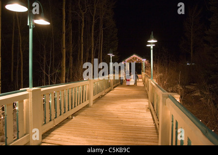 Ponte conduce a Taos Ski Valley negozi Foto Stock