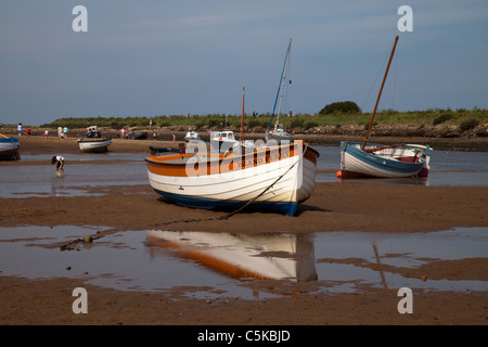 Barche a vela e gommoni a Burnham Overy Staithe, Norfolk Foto Stock