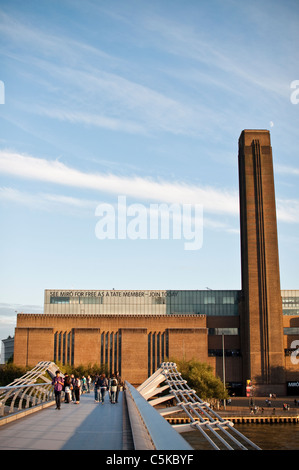 Vista della Tate Modern dal Millennium Bridge di Londra. Foto Stock