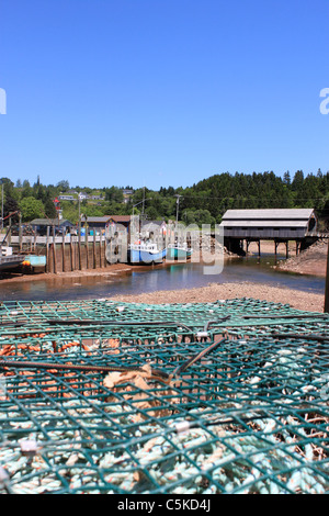 Le trappole a base di aragosta con barche e ponte coperto in background. San Martin's, New Brunswick, Canada Foto Stock