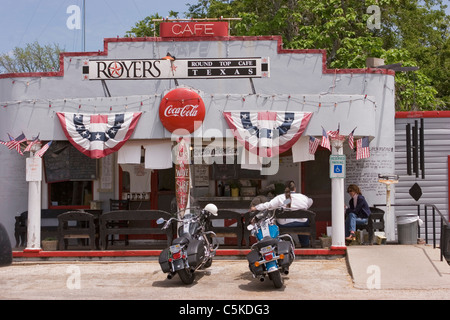 Moto parcheggiate al di fuori del Royers Round Top Cafe in Texas Foto Stock