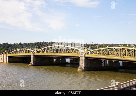 Rochester ponte che attraversa il Medway, Rochester, Kent, Inghilterra. Foto Stock