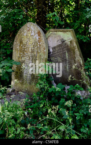Lapidi presso il cimitero di Nunhead a Londra Foto Stock