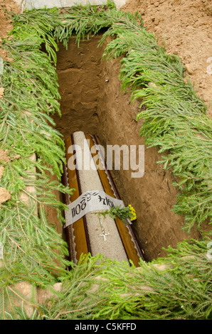 La bara è abbassata in box. A volte la morte ci visita improvvisamente. Foto Stock