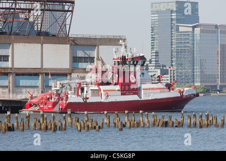 FDNY 1 Marine Fire barca 'Tre Quaranta tre' ancorato nel suo posto di ormeggio al Molo 40 sul fiume Hudson. Foto Stock