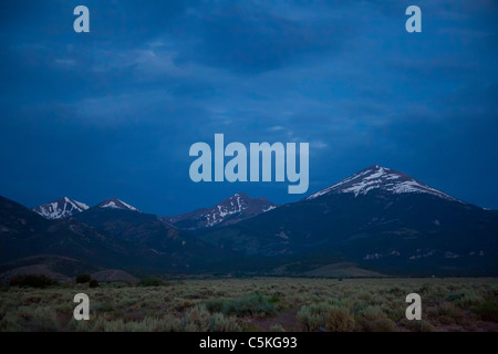Baker, Nevada - Parco nazionale Great Basin prima dell'alba. Wheeler picco è nel centro; Jeff Davis picco è a destra. Foto Stock