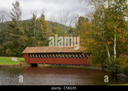 Rosso ponte coperto su stagno sul campo da golf. Foto Stock