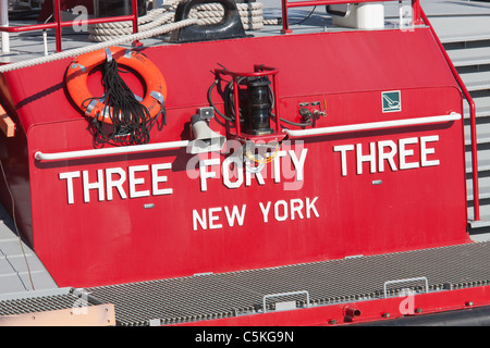 La parte posteriore del FDNY 1 Marine Fire barca 'Tre Quaranta tre' ormeggiata nel suo posto di ormeggio al Molo 40 sul fiume Hudson. Foto Stock