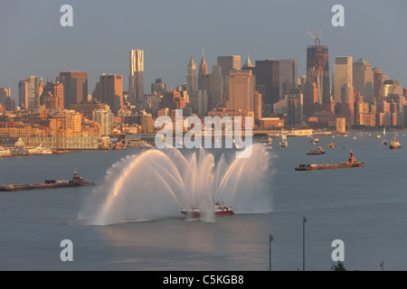 FDNY 1 Marine Fire barca 'Tre Quaranta tre' mette su un acqua mostrano sul fiume Hudson il giorno dell'indipendenza. Foto Stock