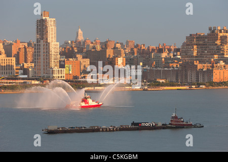 FDNY 1 Marine Fire barca 'Tre Quaranta tre' mette su un acqua mostrano sul fiume Hudson il giorno dell'indipendenza. Foto Stock
