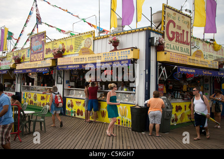 Le aziende sul lungomare a Coney Island a Brooklyn in New York Foto Stock