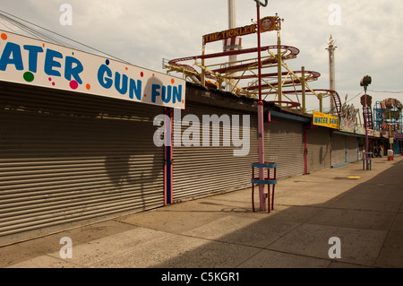 Chiuso le imprese arcade su Jones a piedi a Coney Island di Brooklyn a New York Sabato, 23 luglio, 2011. (© Richard B. Levine) Foto Stock