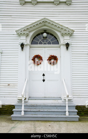 Piccola chiesa nel New England in autunno. Foto Stock