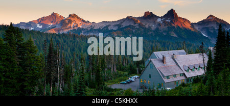 Gamma Tatoosh e il Monte Adams al tramonto con Paradise Inn in Mount Rainier National Park Washington Stati Uniti panoramic Foto Stock