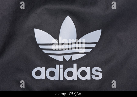 Abbigliamento sportivo Adidas uomini giacca a vento giacca full zip con cappuccio in nylon. Con il logo di trifoglio. Foto Stock