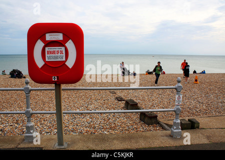 Attenzione ai segni di olio, Bexhill beach, REGNO UNITO Foto Stock