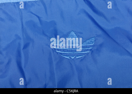 Adidas gamma di Marsiglia sportswear giacca a vento uomo Giacca pioggia in due toni di blu nylon, incappucciati full zip. Il logo di trifoglio dettaglio. Foto Stock