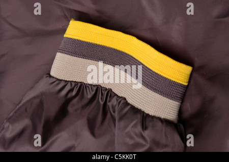 Abbigliamento sportivo Adidas uomini tettuccio di giacca a vento giacca impermeabile in nylon marrone 1/4 zip al collo camicia di overhead. Manicotto di dettaglio del bracciale Foto Stock